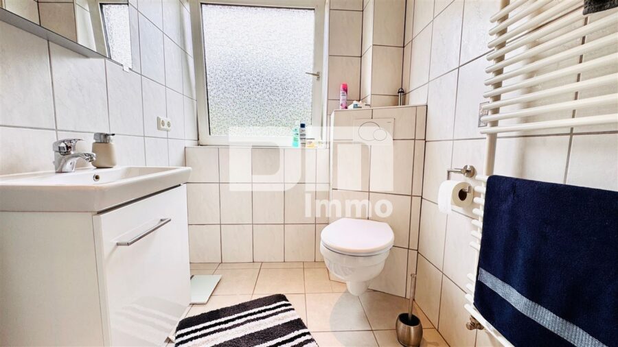 Gepflegtes 1 bis 2 Familienhaus in gefragter Lage mit riesigem Gartengrundstück - WE1 EG Bad / Dusche